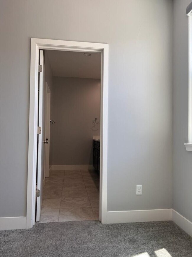 Building Photo - 1010 Mud Pie Ln