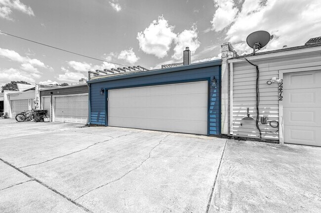 Building Photo - 2470 Country Club Dr