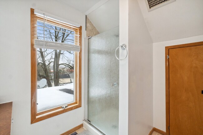 Building Photo - 40 Ella St