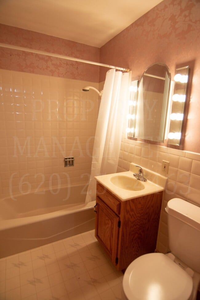 Building Photo - 4 Bedroom 2 Bath