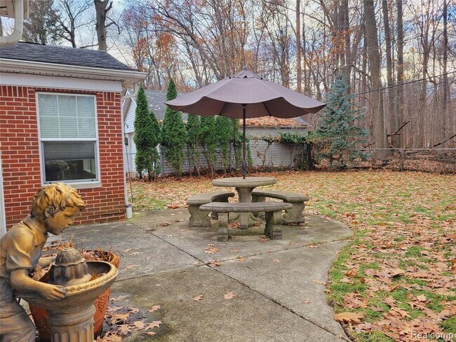 Building Photo - 18311 Norwich Rd