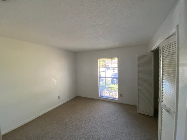 Building Photo - "Charming 2 Bed, 1 Bath Seffner Rental"