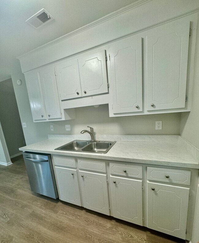 Building Photo - Charming three bedroom, two bathroom home in North Charleston!