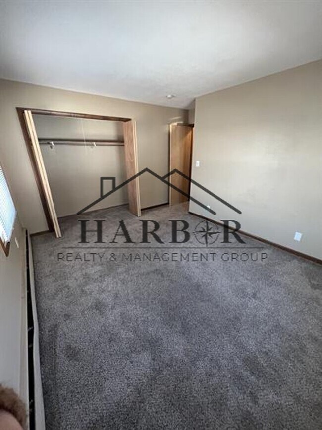 Building Photo - Cozy 2 Bed, 1 Bath – Perfect for Roommates...