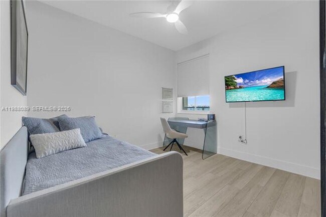 Building Photo - 3340 NE 190th St