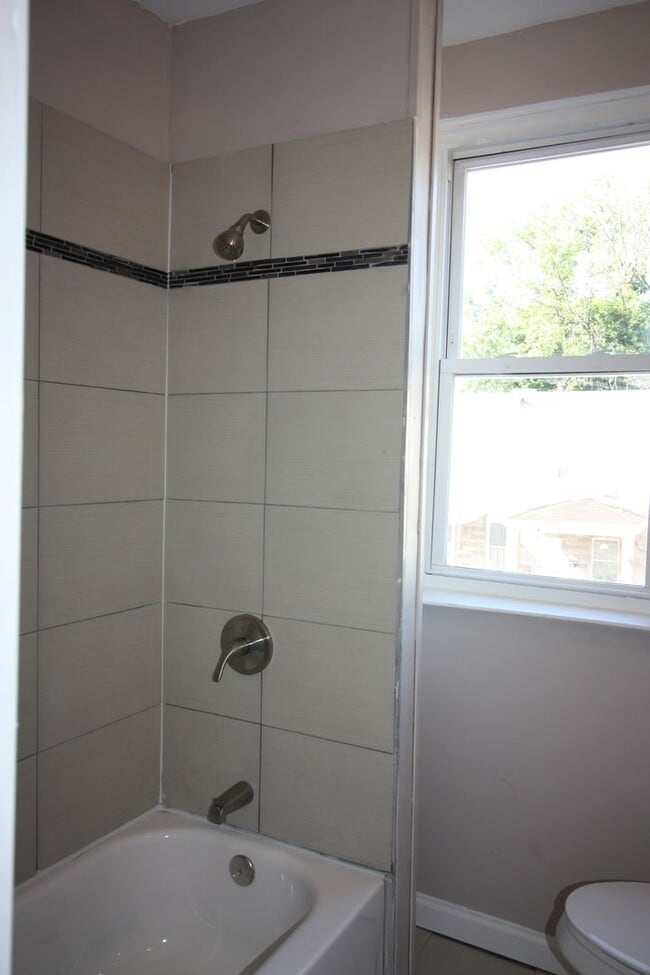 Building Photo - Beautiful 3 BD 1 BA Townhome in Amazing Location