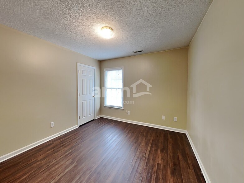 Building Photo - 601 Crossing Dr