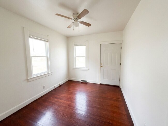 Building Photo - 3937 Lockwood Ave