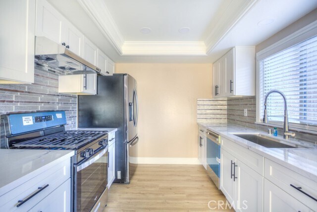 Building Photo - 313 S Almansor St