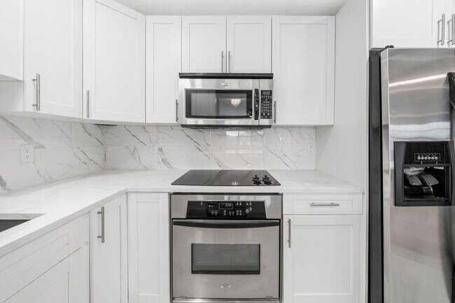 Building Photo - 1502 S Lakeside Dr