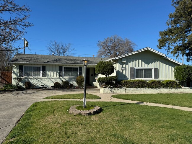 Primary Photo - Three Bed, Two Bath Home in Stockton's Lin...