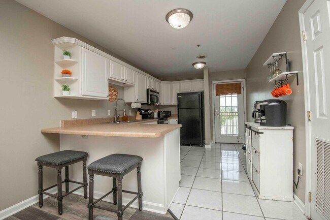 Building Photo - Knoxville 37916 - 3 bedroom, 2 bath condo in UT area, Short term rental considered @ $3400 a mont...