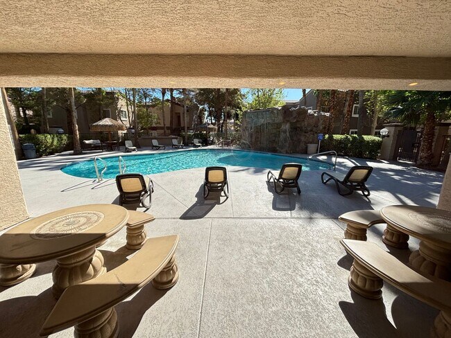 Building Photo - Gorgeous 1Bed/1Bath Condo located in Spanish Palms guard gated community!