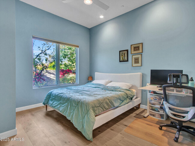 Building Photo - 6031 E Paradise Dr