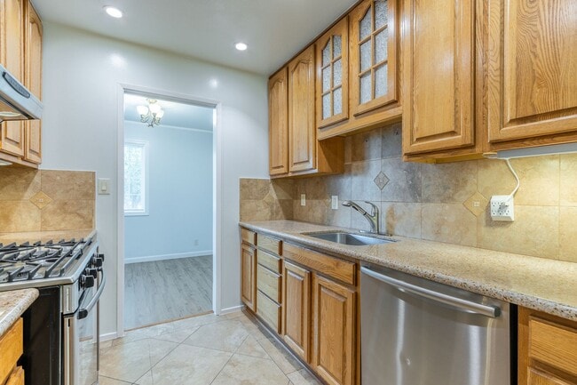 Building Photo - Beautiful & bright 3 bed / 2 Bath San Brun...