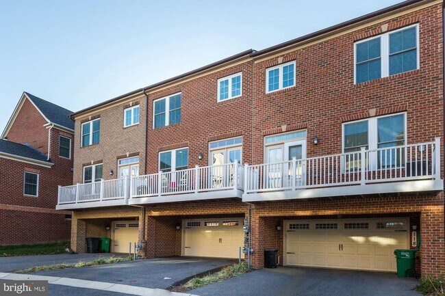 Building Photo - 122 Parkview Ave