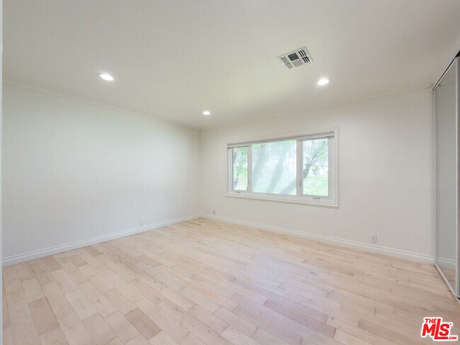 Building Photo - 1094 Garden Ln