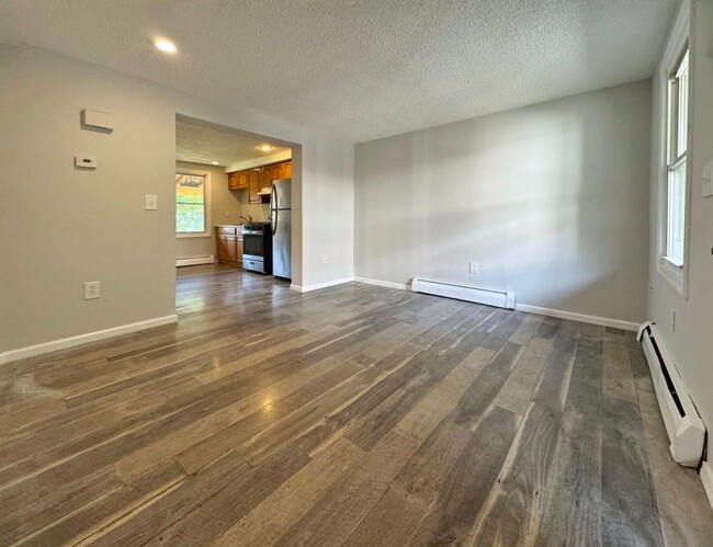 Building Photo - Cozy 2 bed 1.5 bath townhouse with modern ...