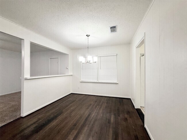 Building Photo - 523 Wisteria St