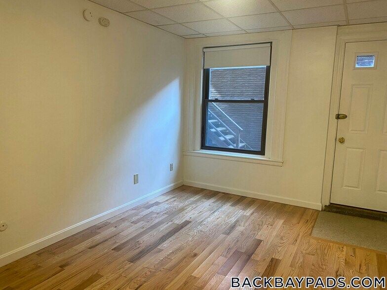 Building Photo - 405 Beacon St