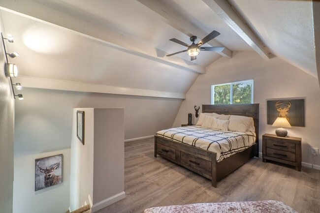 Building Photo - 2 BR w/ Loft