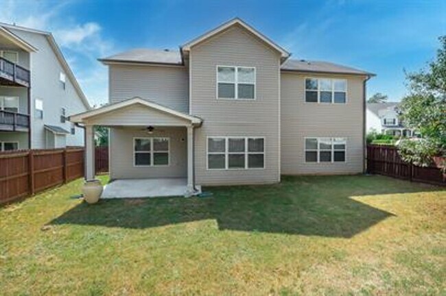 Building Photo - Stunning 4/3 Available Now!