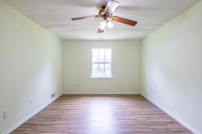 Building Photo - Spacious & Stylish 3-Bedroom Townhome in S...