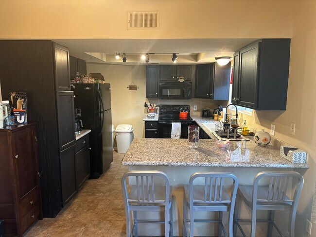 Building Photo - Spacious 4-Bedroom Home with Cozy Kitchen ...