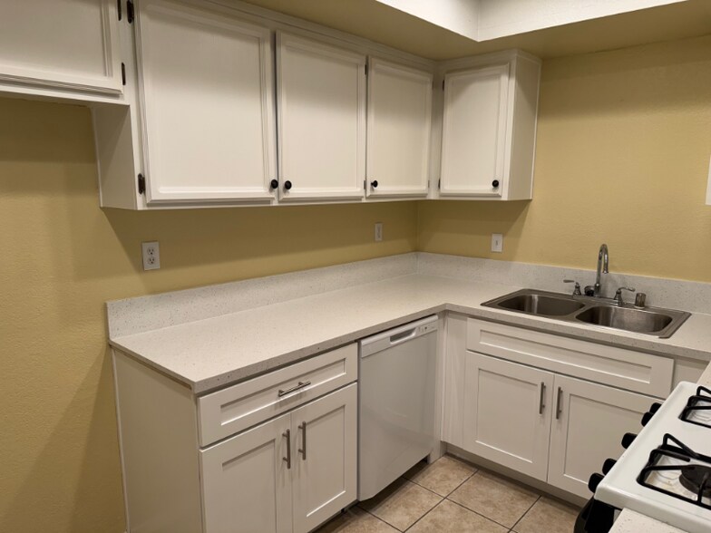 Building Photo - 8167 Vineyard Ave