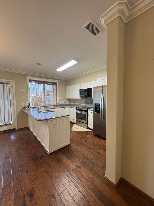 Building Photo - Stunning  3-Bedroom/2.5-Bath - $3800.00 Lo...