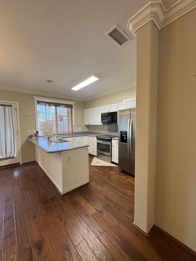 Building Photo - Stunning  3-Bedroom/2.5-Bath - $4000.00 Lo...