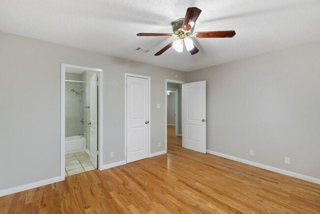 Building Photo - 2101 Matthews Ln