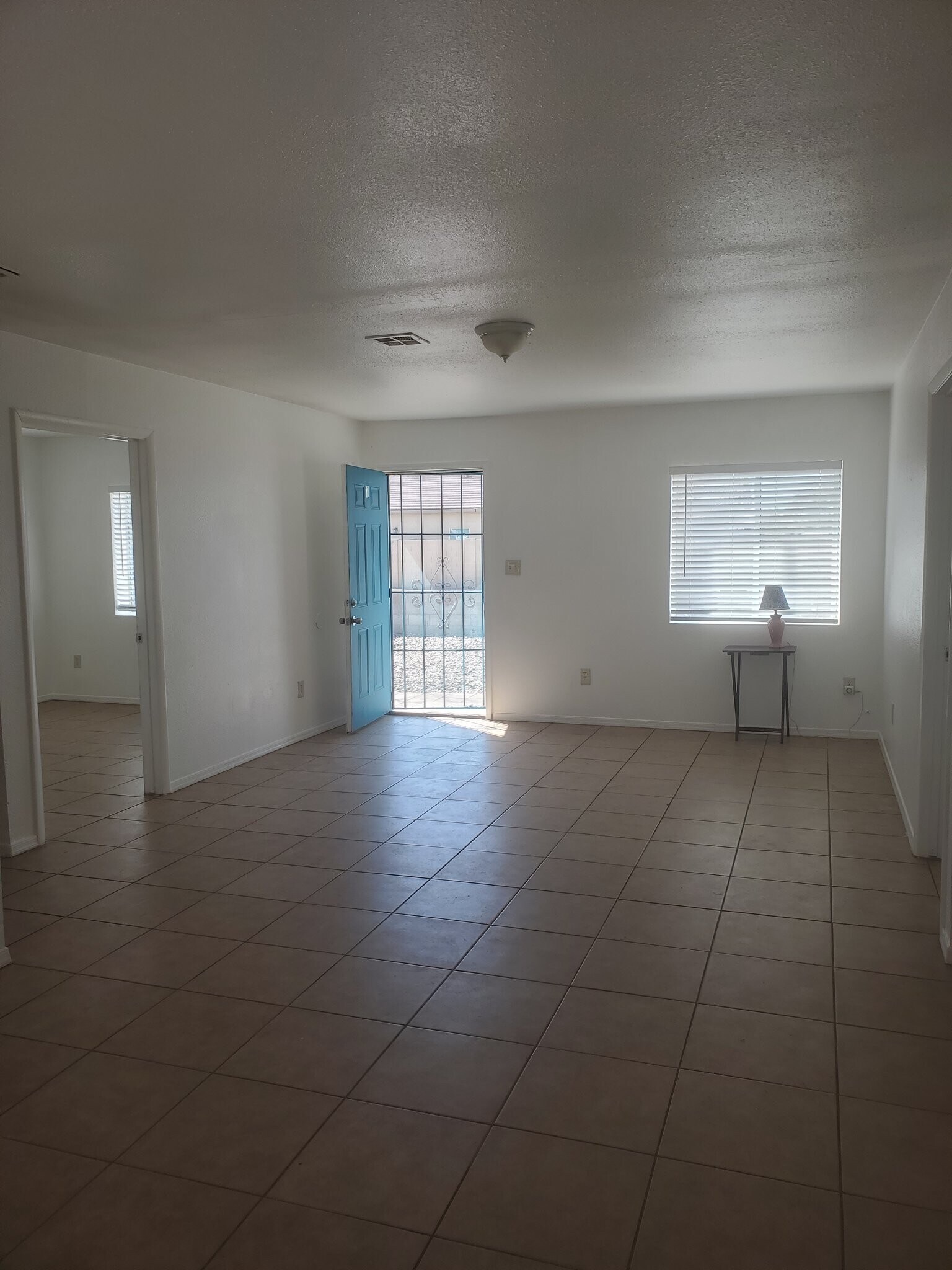 Building Photo - 2504 E Mobile Ln