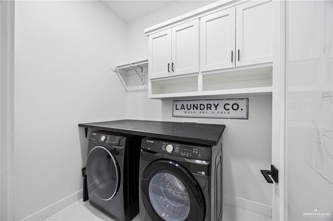 Building Photo - 1615 Lago Delton