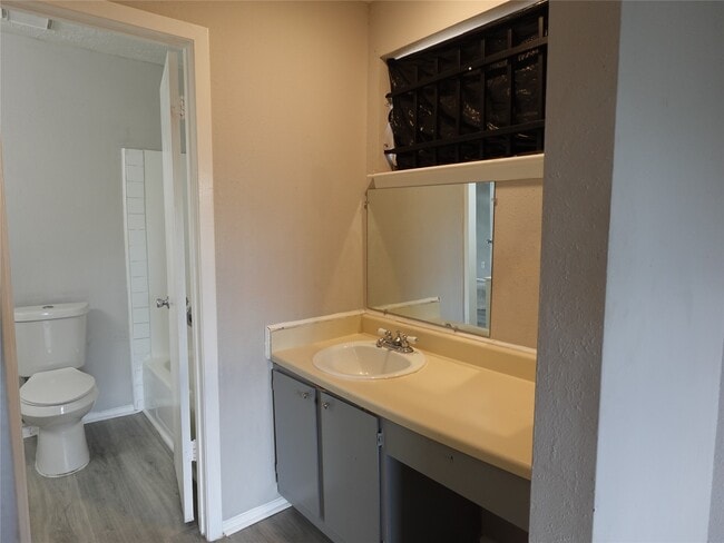 Building Photo - 10811 Thorncliff Dr