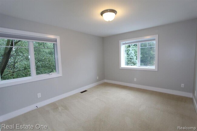 Building Photo - 1090 Oakwood Dr