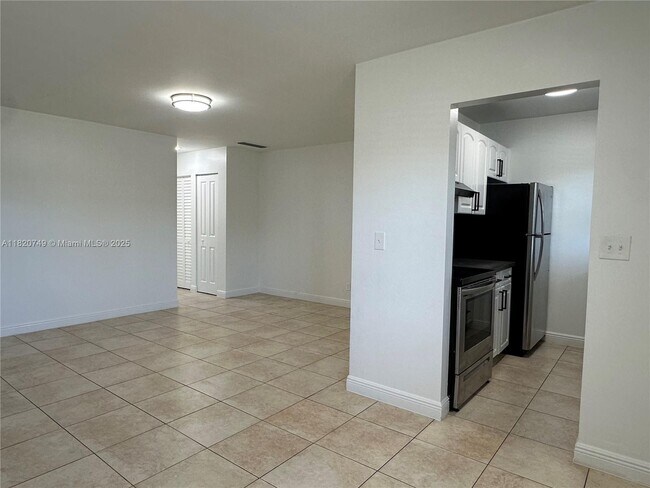 Building Photo - 5841 SW 36th Ct