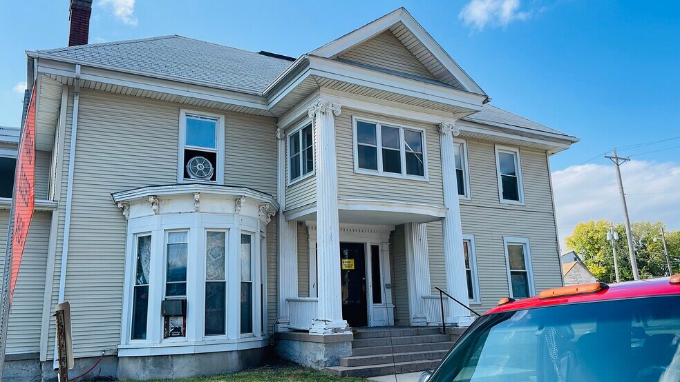 Building Photo - 302 S 8th St