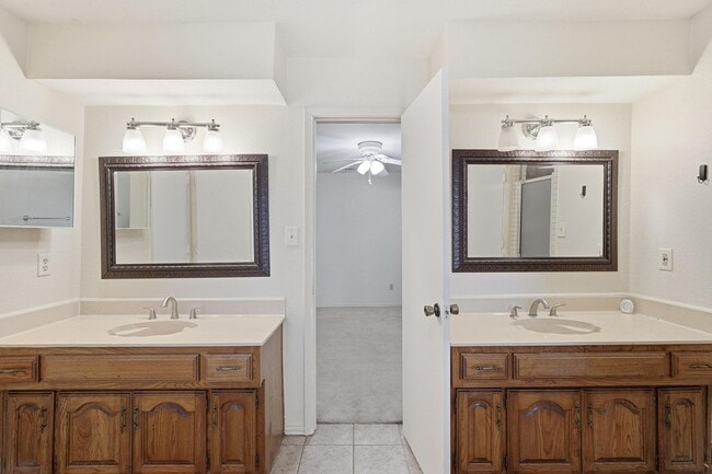 Building Photo - Charming 4 Bedroom 2.5 Bath Home In RISD!