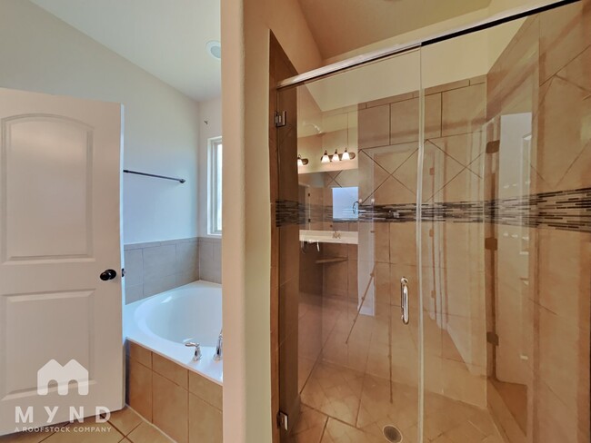 Building Photo - 9627 Bricewood Oak