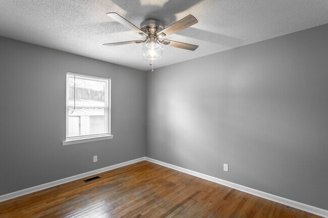 Building Photo - Newly Available! 2 Bedroom 1 Bathroom in the Heart of Hixson!