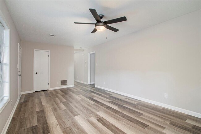 Building Photo - 2243 7 Oaks Cir
