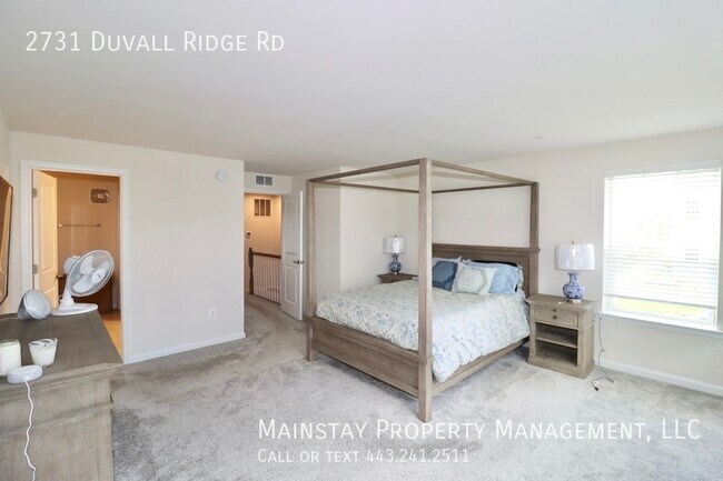 Building Photo - 2 Bedroom Plus DEN End Unit Townhome W Gar...