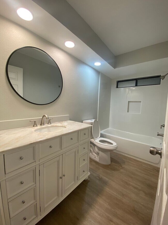 Building Photo - Recently Remodeled 3 BD 2 BA House in a Desirable SW Bakersfield