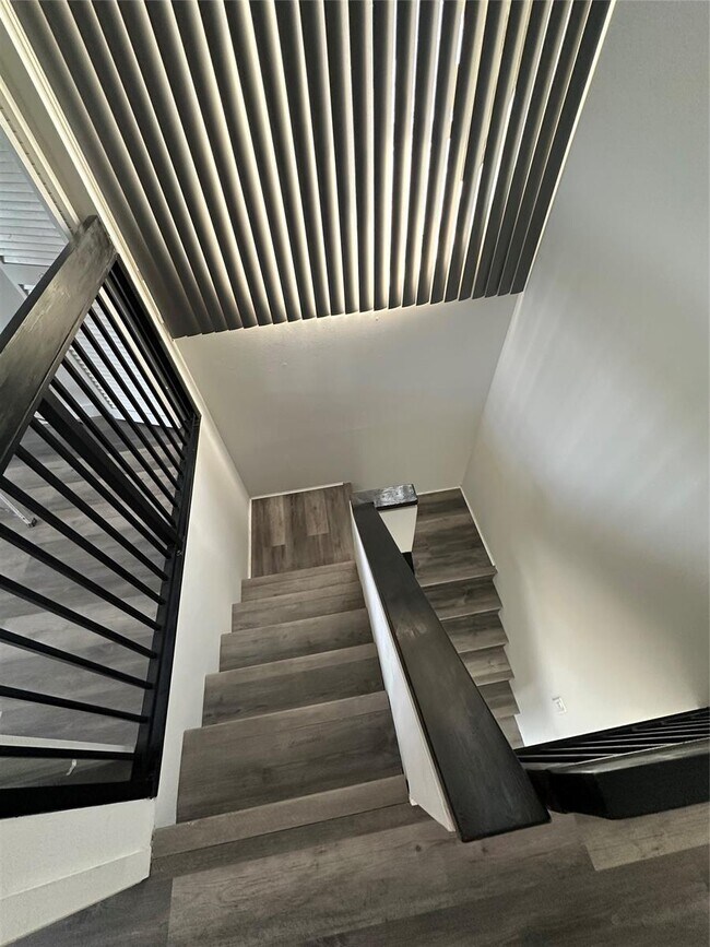 Building Photo - Modern Lakeview Townhouse Near Nova and Br...