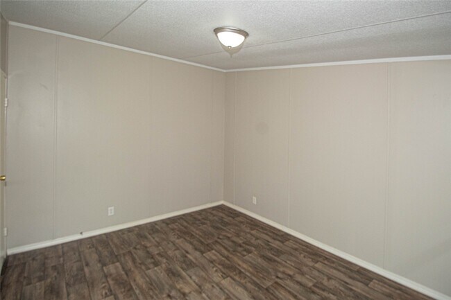 Building Photo - 613 River Rd