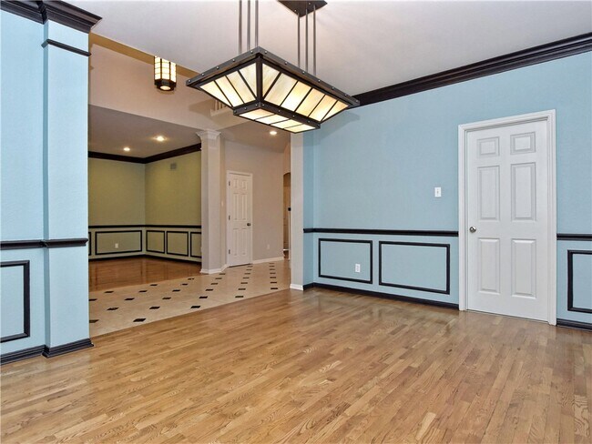 Building Photo - 2006 S Oak Canyon Rd