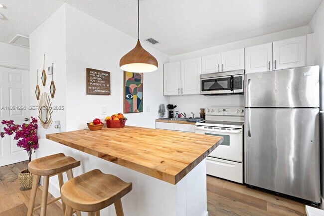 Building Photo - 811 Tequesta St