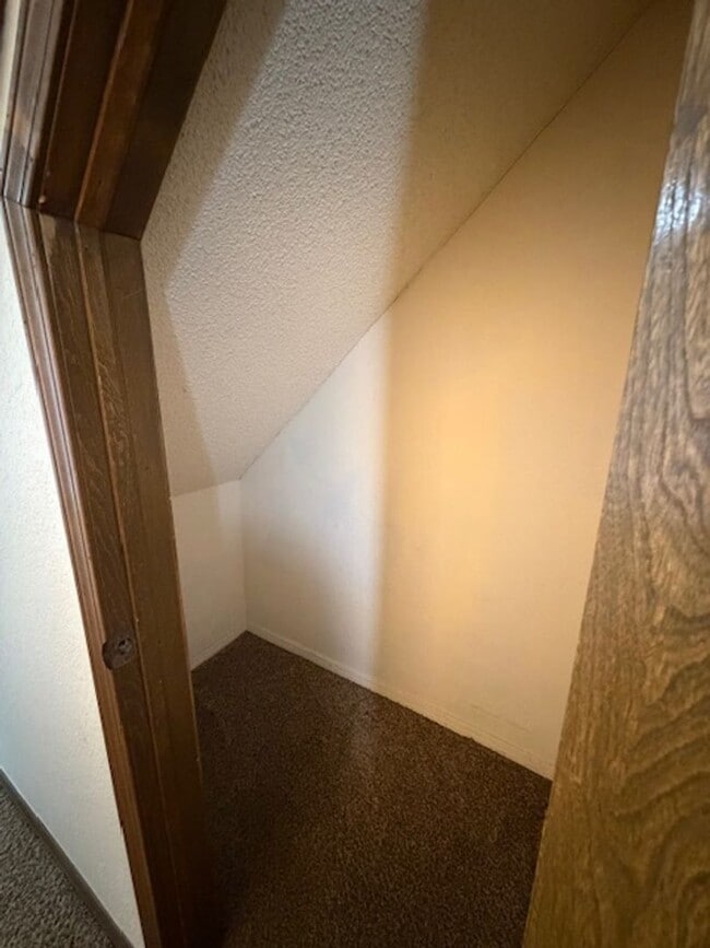 Building Photo - Spacious 2 bed/2.5 Baths - Duplex in the Surrey Hills Addition