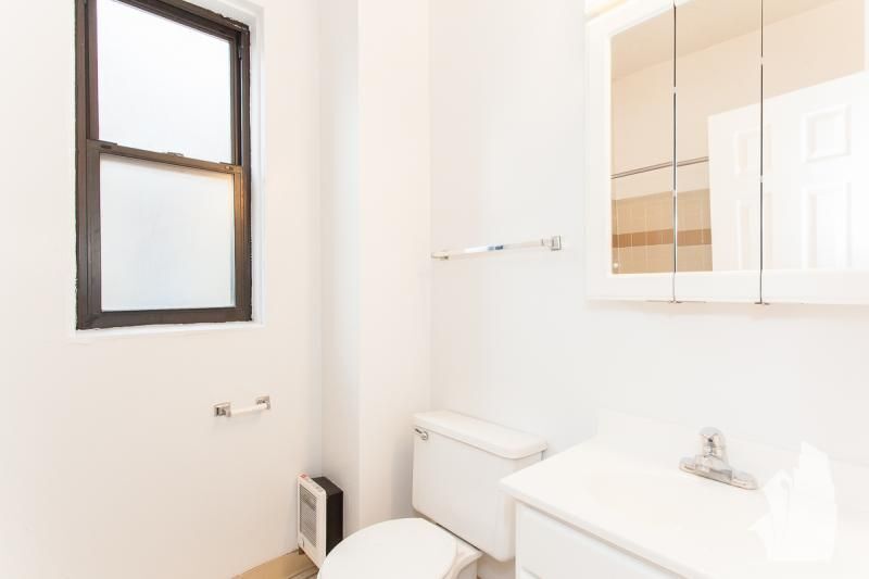 Building Photo - 4242 N Sheridan Rd